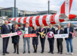 Condor verbindet den Flughafen Berlin Brandenburg ab sofort täglich mit Abu Dhabi in den Vereinigten Arabischen Emiraten. Die Fluggesellschaft führt die Flüge in die Golfregion im Codeshare mit Etihad Airways durch. Im Bild (1): Thomas Kohr, Leiter Corporate & Business Development, Flughafen Berlin Brandenburg GmbH (3.v.l.), Adam Tsoumanis, Stationsleiter Condor (2.v.r.), Andreas Ley, Senior Manager Business Development Aviation Corporate & Business Development, Flughafen Berlin Brandenburg GmbH (1.v.r.) und Crew