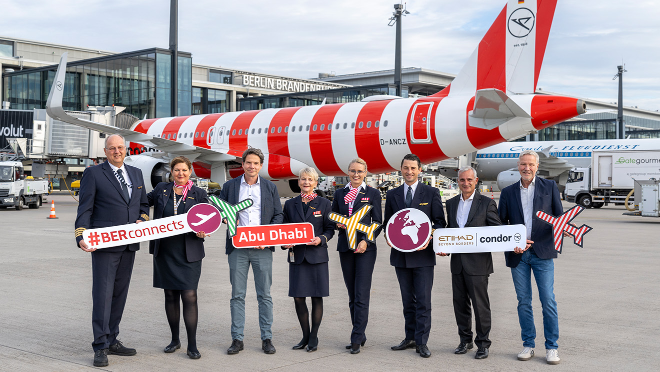 Condor verbindet den Flughafen Berlin Brandenburg ab sofort täglich mit Abu Dhabi in den Vereinigten Arabischen Emiraten. Die Fluggesellschaft führt die Flüge in die Golfregion im Codeshare mit Etihad Airways durch. Im Bild (1): Thomas Kohr, Leiter Corporate & Business Development, Flughafen Berlin Brandenburg GmbH (3.v.l.), Adam Tsoumanis, Stationsleiter Condor (2.v.r.), Andreas Ley, Senior Manager Business Development Aviation Corporate & Business Development, Flughafen Berlin Brandenburg GmbH (1.v.r.) und Crew