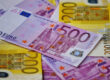 500-Euro-Scheine und 200-Euro-Scheine liegen übereinander verteilt auf einem Tisch
