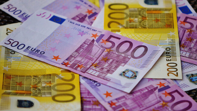 500-Euro-Scheine und 200-Euro-Scheine liegen übereinander verteilt auf einem Tisch