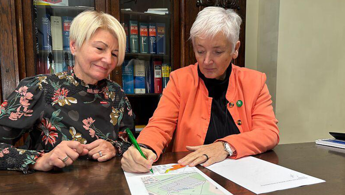 Bürgermeisterin Michaela Wiezorek und Corina Reifenstein, Präsidentin der Handwerkskammer Cottbus, unterzeichnen den Kaufvertrag für das Grundstück. Die HWK kauft ein städtisches Grundstück, um darauf ein Ausbildungszentrum für Handwerksberufe in Königs Wusterhausen zu bauen.