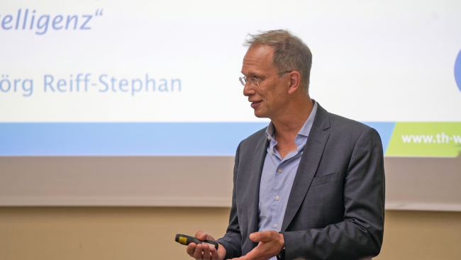 2026_KI reiff-stephan_© sebastian stoye_Th wildau Professor Jörg Reiff-Stephan bei einem Vortrag anlässlich der Vergabe der Forschungs- und Transferprofessuren an der TH Wildau Anfang September 2026.