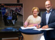 Prof. Ulrike Tippe, Präsidentin der TH Wildau, und Frank Nerlich, Bürgermeister der Hochschulstadt Wildau, bei der Unterzeichnung der Kooperationsvereinbarung in der Hochschulbibliothek der TH Wildau.