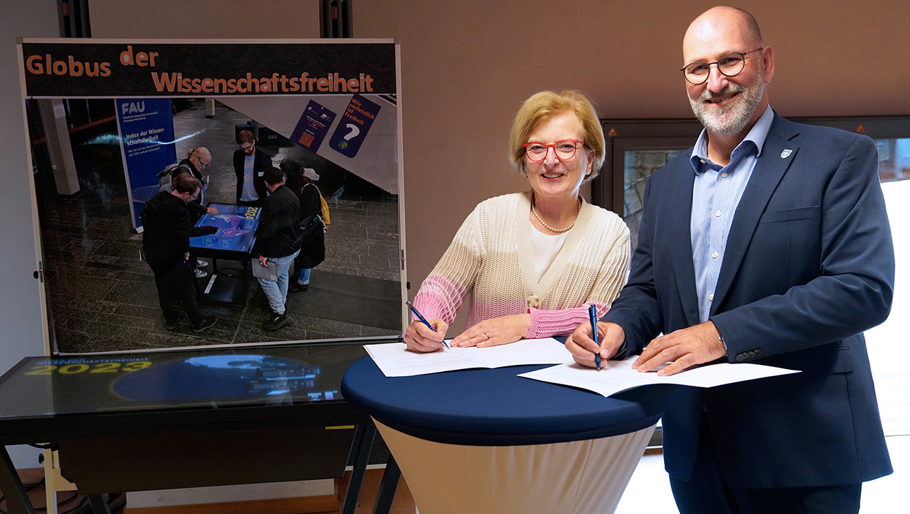 Prof. Ulrike Tippe, Präsidentin der TH Wildau, und Frank Nerlich, Bürgermeister der Hochschulstadt Wildau, bei der Unterzeichnung der Kooperationsvereinbarung in der Hochschulbibliothek der TH Wildau.