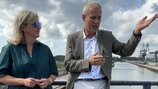 Brandenburgs Wirtschaftsministerin Martina Klement vort Ort am Hafen Königs Wusterhausen im Gespräch mit LUTRA-Geschäftsführer Michael Fiedler