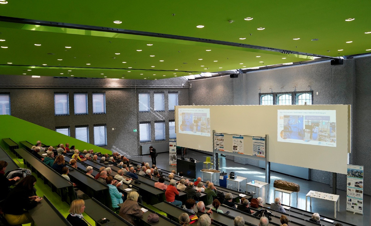 Blick in das mit Zuhörerinnen und Zuhörern besetzte Audimax der TH Wildau