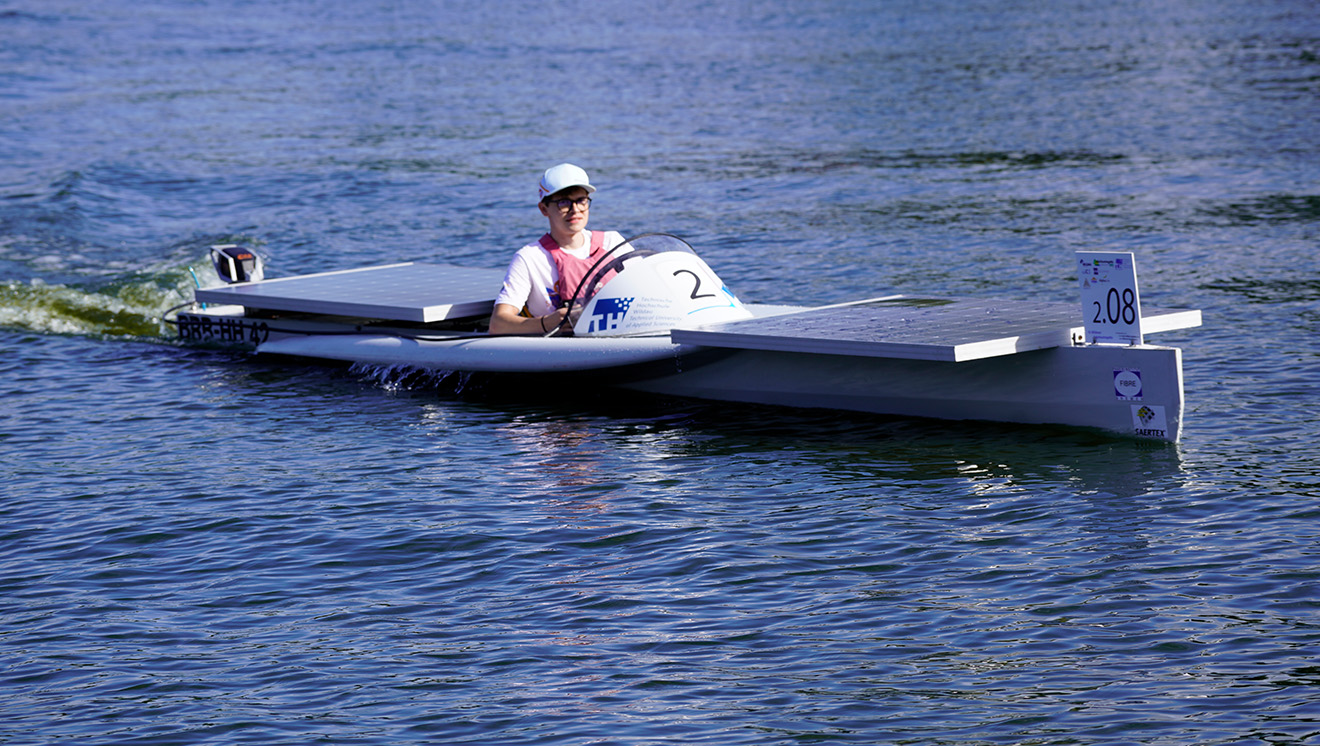 Ein Telinehmer der Solarbootregatta ist mit einem Solarboot auf der Dahme unterwegs.