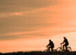 Zwei Radfahrende beim Sonnenuntergang
