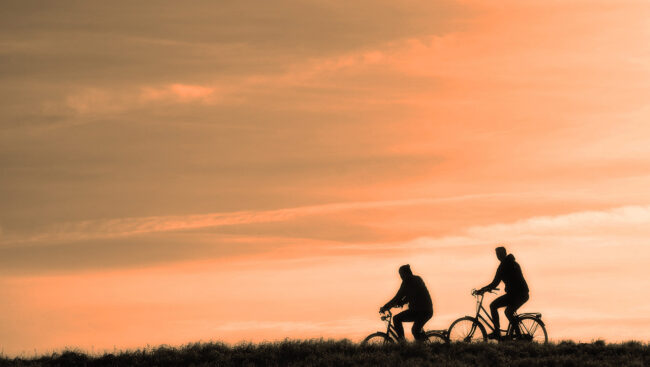 2026_Stadtradeln_MabelAmber_pixabay Zwei Radfahrende beim Sonnenuntergang