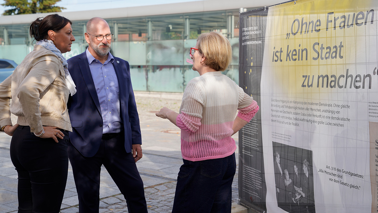 Am 28. Oktober 2026 lädt das Karrierezentrum für professorale Entwicklung (KpE) der TH Wildau mit der Veranstaltung „Kaffeekanne auf, Debatte an“ zum gemeinsamen Austausch rund um Demokratie und Wissenschaftsfreiheit ein. Im Bild: TH-Wildau-Präsidentin Prof. Ulrike Tippe, Wildaus Bürgermeister Frank Nerlich und KpE-Leiterin Susanne Voltmer.