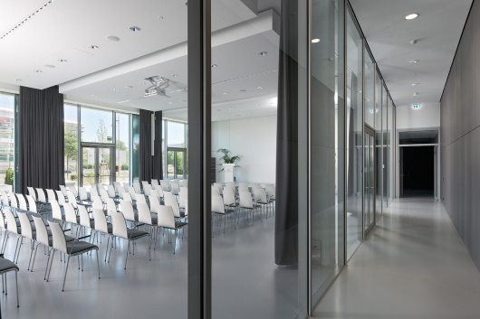 Für Kongresse, Tagungen, Seminare und Workshops steht ein flexibel nutzbarer Konferenzsaal zur Verfügung.